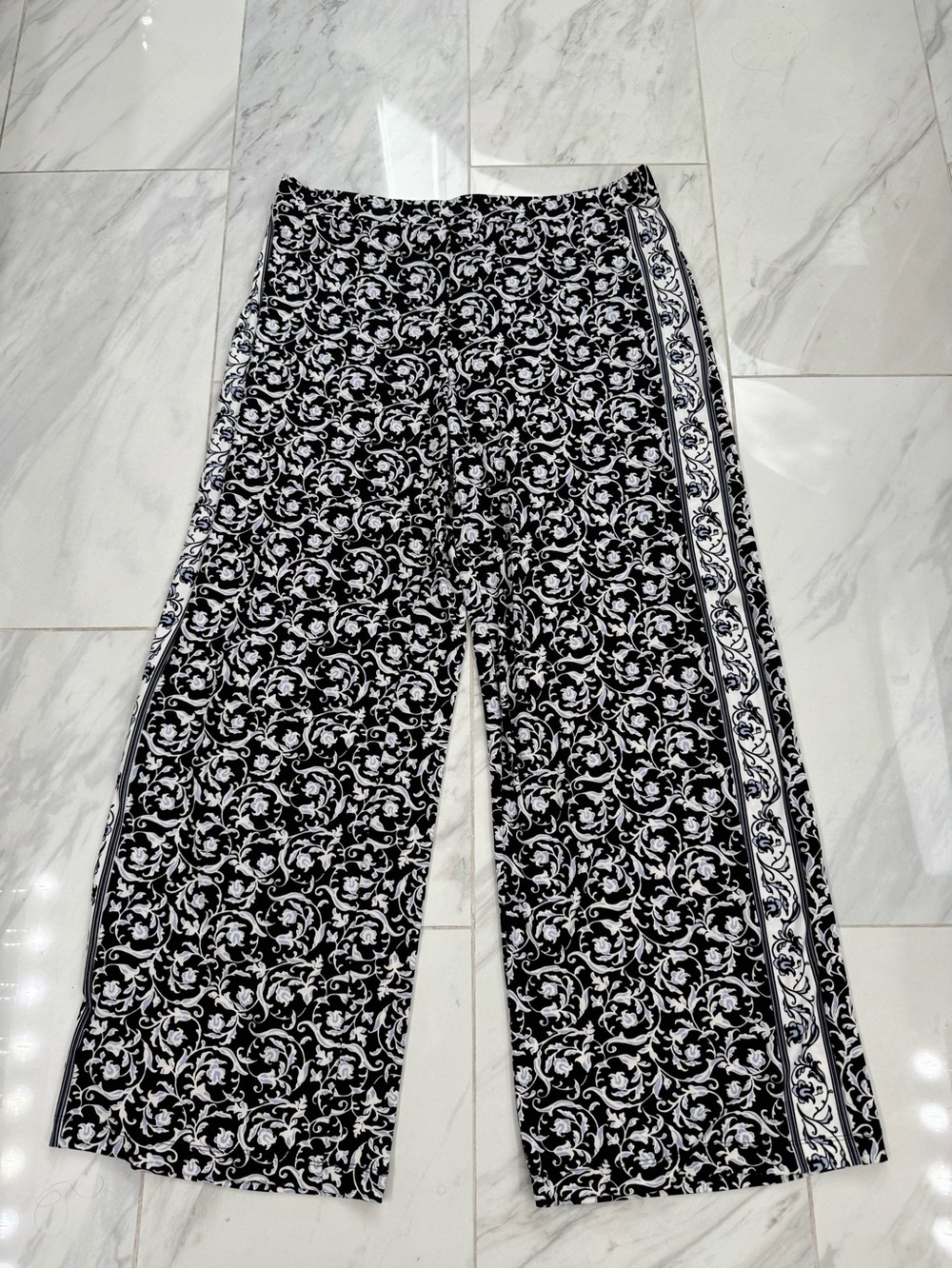 White House Black Market Floral Stretch Pants L Black White Blue